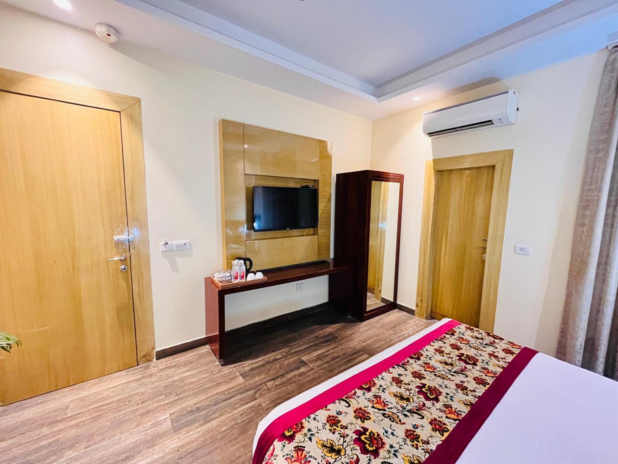 Hotel Banz Near Indira Gandhi Airport Delhi New Delhi Exteriör bild